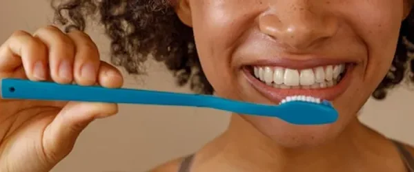 Techniques de brossage efficaces pour un nettoyage dentaire en profondeur