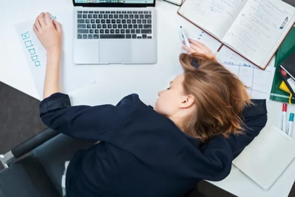Comment lapnee du sommeil affecte la concentration et les performances au travail